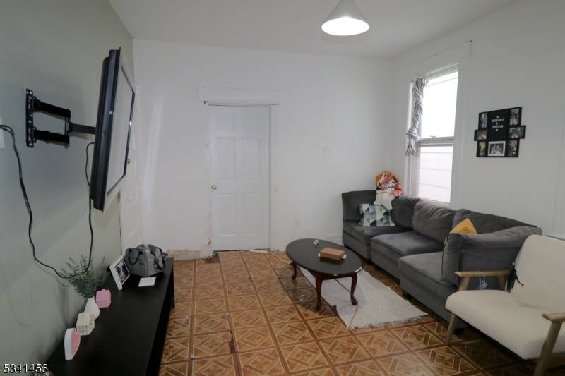 Newark City, NJ 07105,392 Walnut St