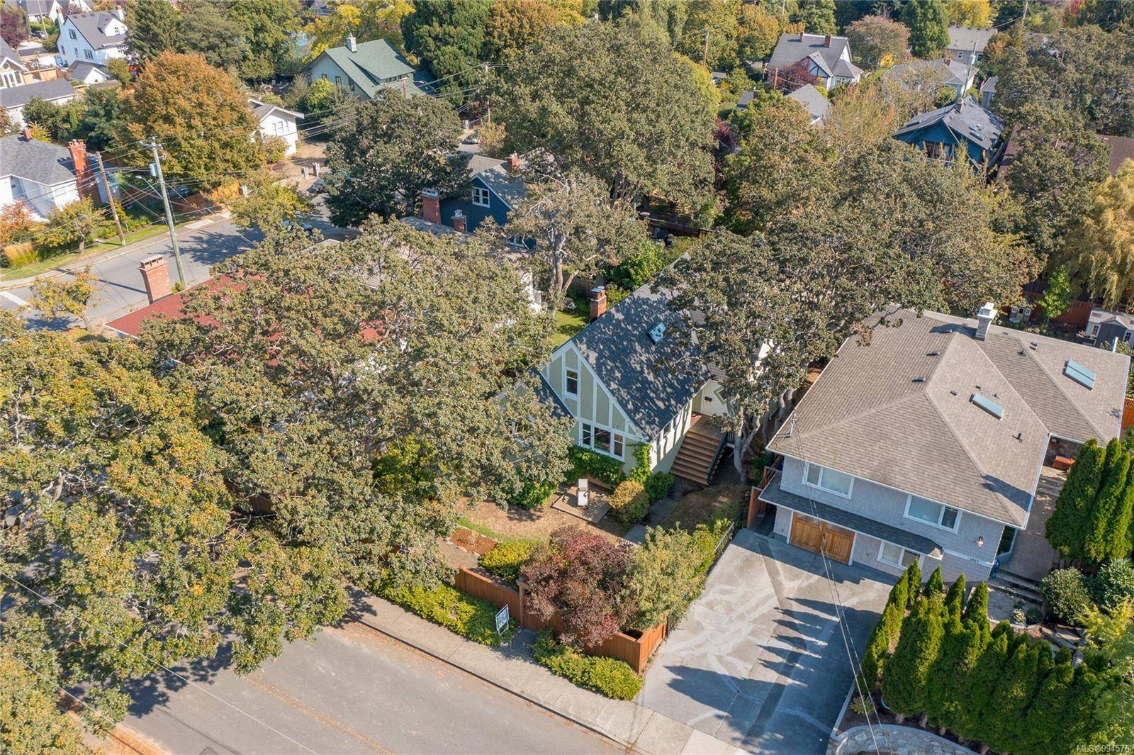 Oak Bay, BC V8R 5T9,1959 Hampshire Rd