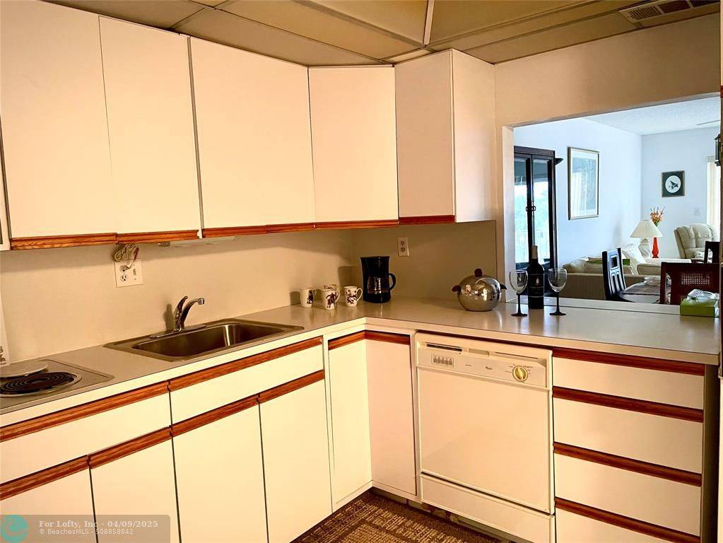 Lauderdale By The Sea, FL 33308,4629 Poinciana St #314