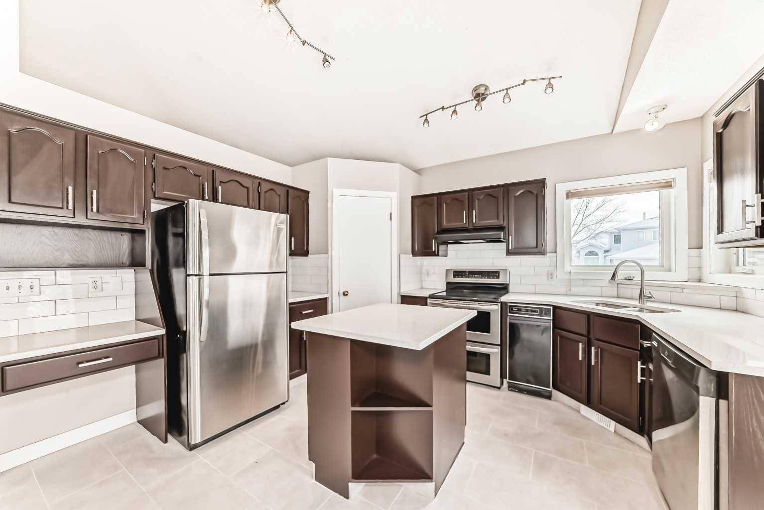 Calgary, AB T3G 3P1,372 Hawkstone Close NW