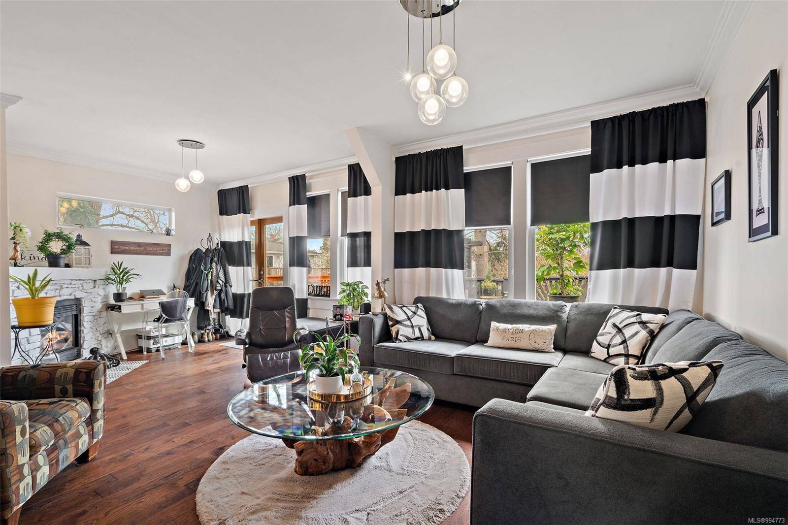 Victoria, BC V8R 4H8,2527 Scott St