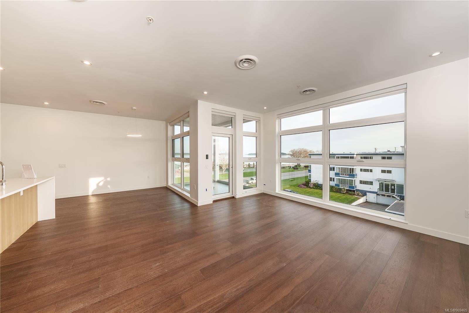 Sidney, BC V8L 2W5,9570 Fifth St #306