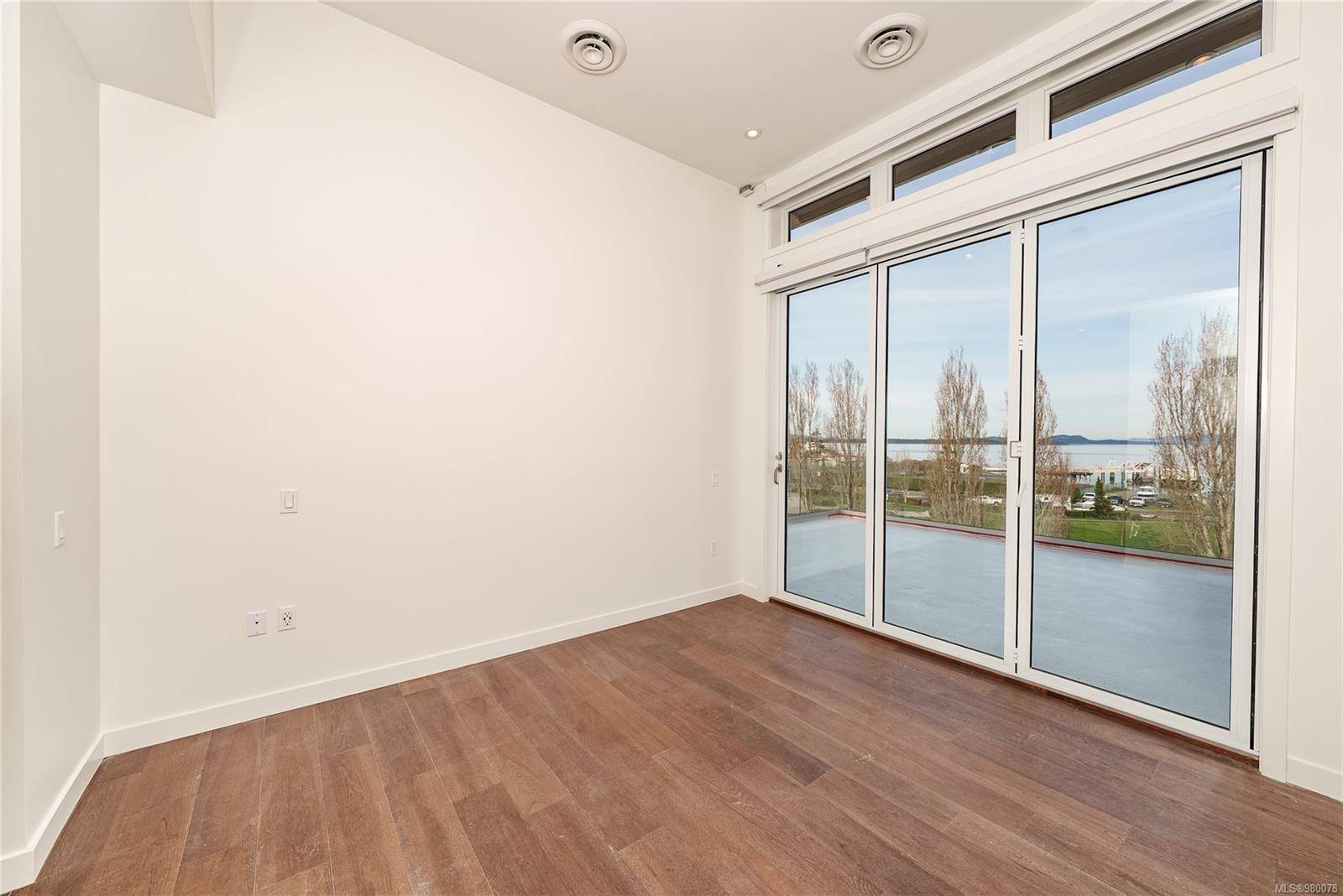 Sidney, BC V8L 2W5,9570 Fifth St #401