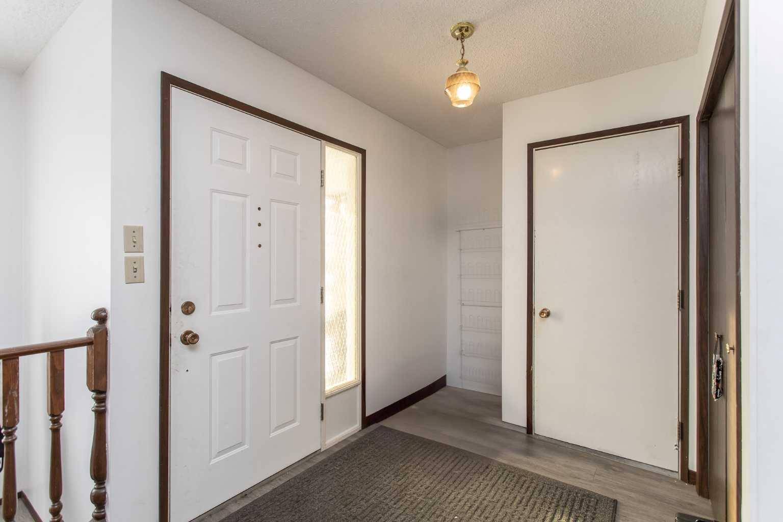 Olds, AB T4H 1B3,5214 Silverpark Close