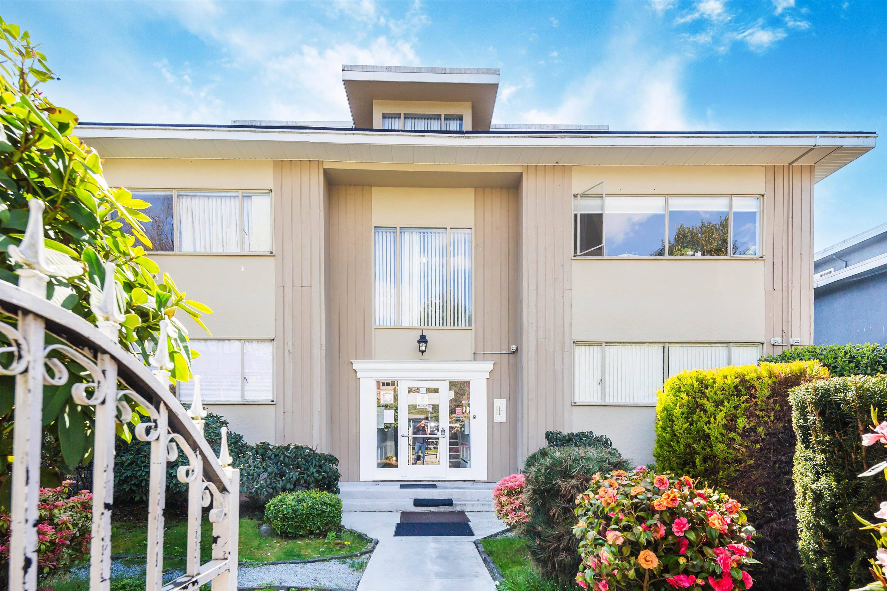 North Vancouver, BC V7M 1J2,357 W 4TH STREET