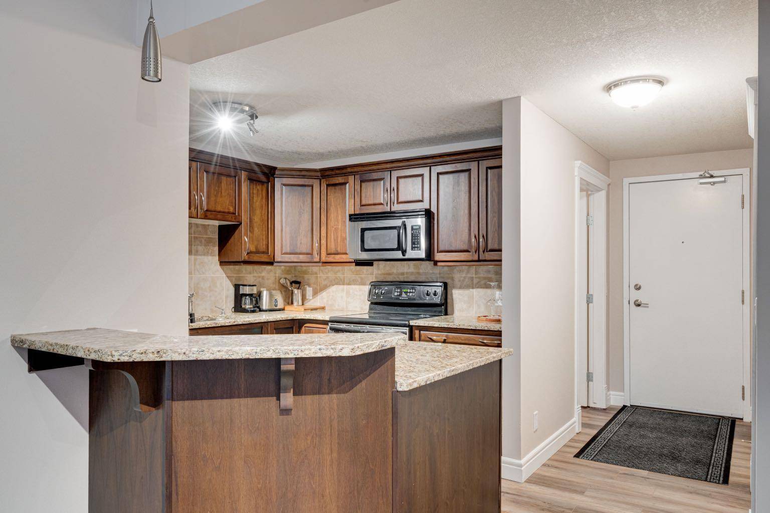 Calgary, AB T2T 2E1,2010 35 AVE SW #205