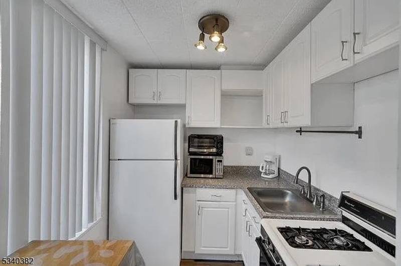 North Bergen Twp., NJ 07047,9060 Palisade Ave #208