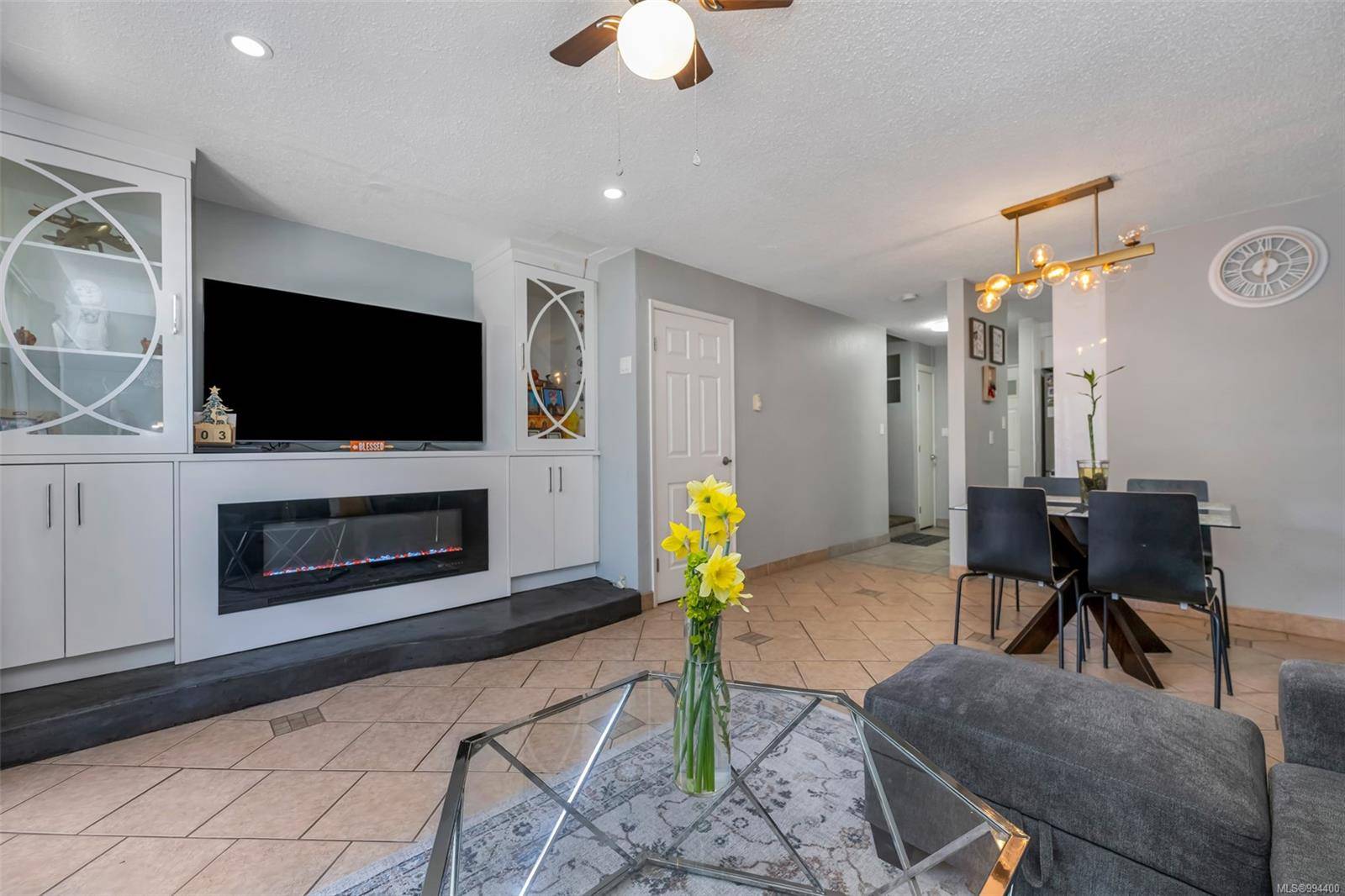 Saanich, BC V8X 2T5,991 Cloverdale Ave #115