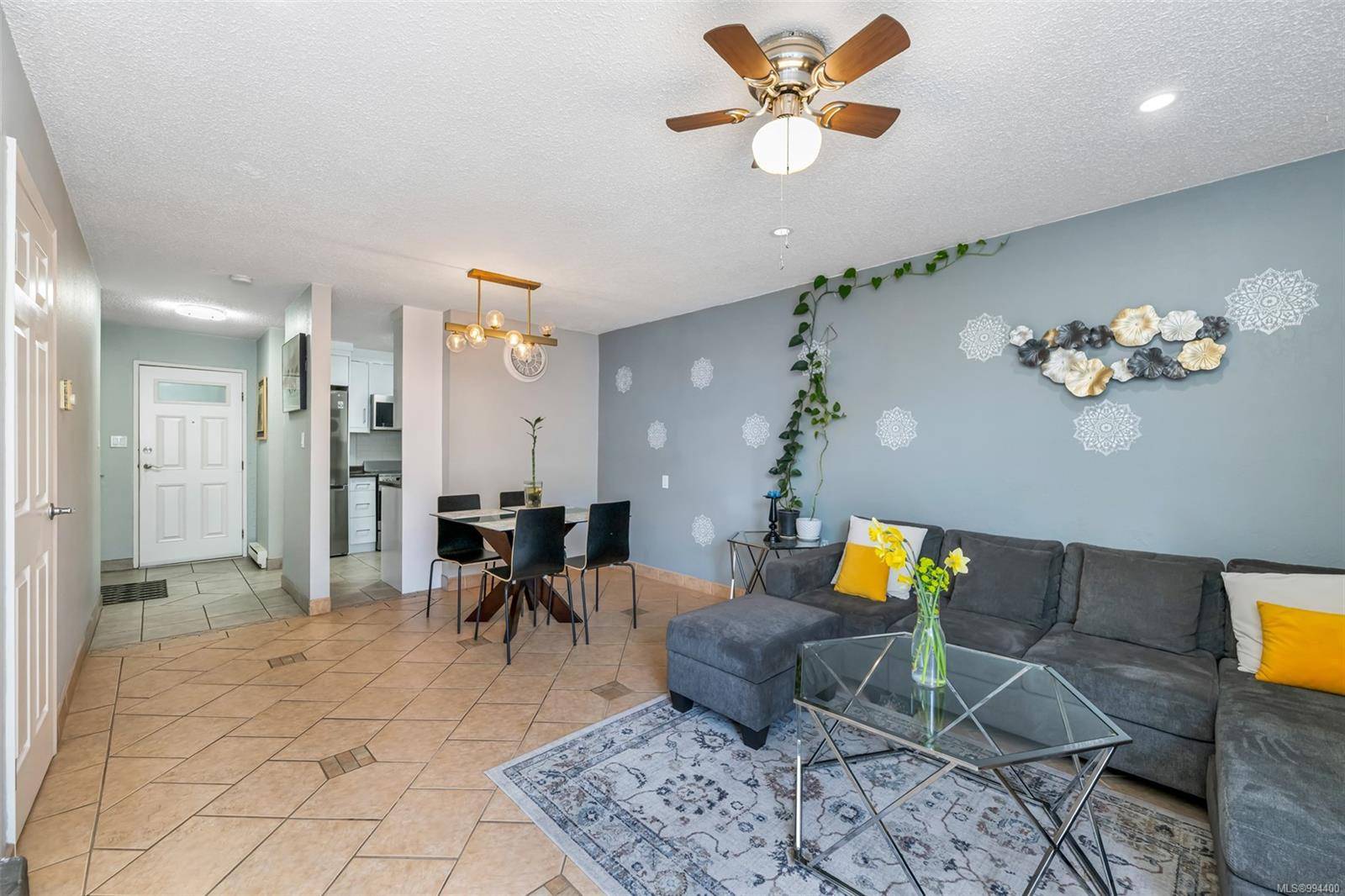 Saanich, BC V8X 2T5,991 Cloverdale Ave #115