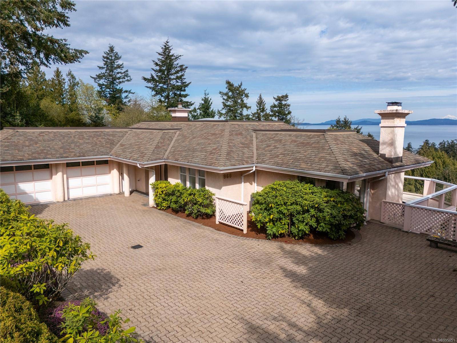 Saanich, BC V8Y 2X2,960 Seapearl Pl