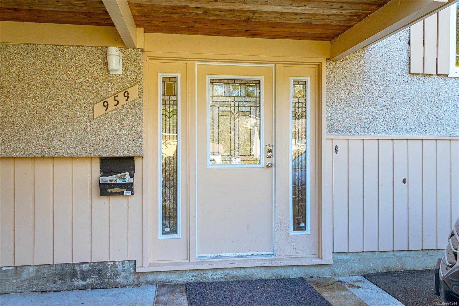 Saanich, BC V8X 3L7,959 Woodhall Dr