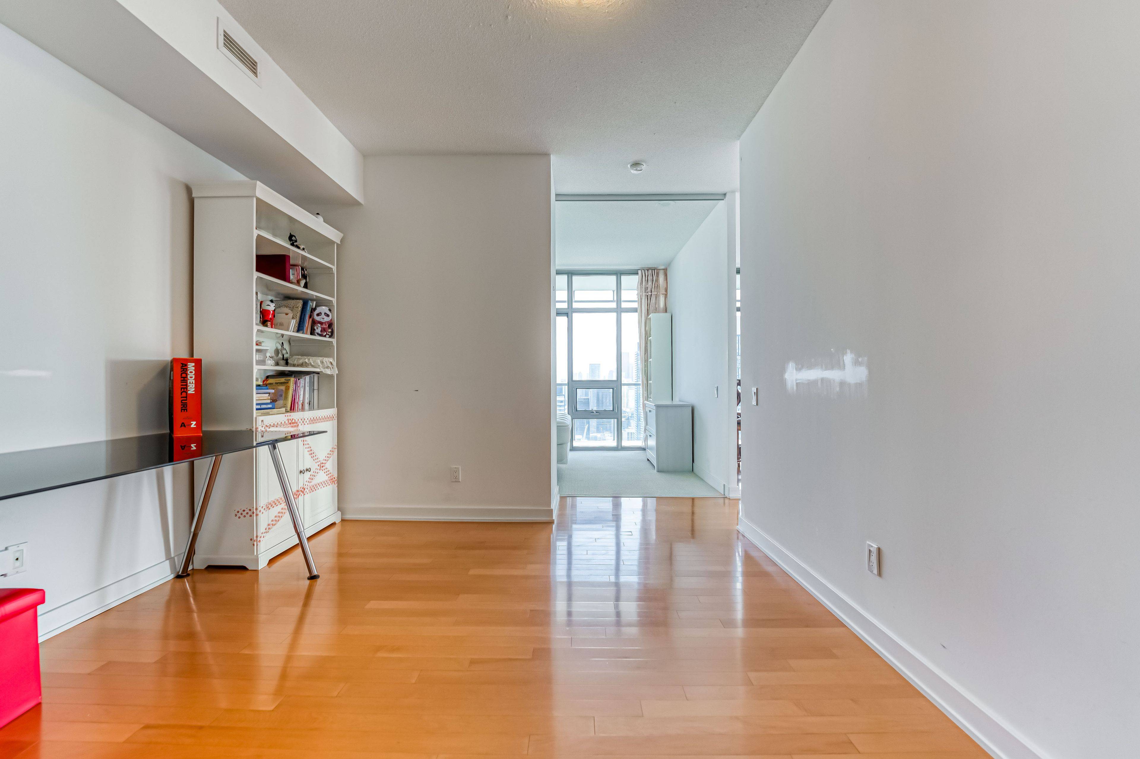 Toronto C08, ON M4Y 0A2,33 CHARLES ST E #3704