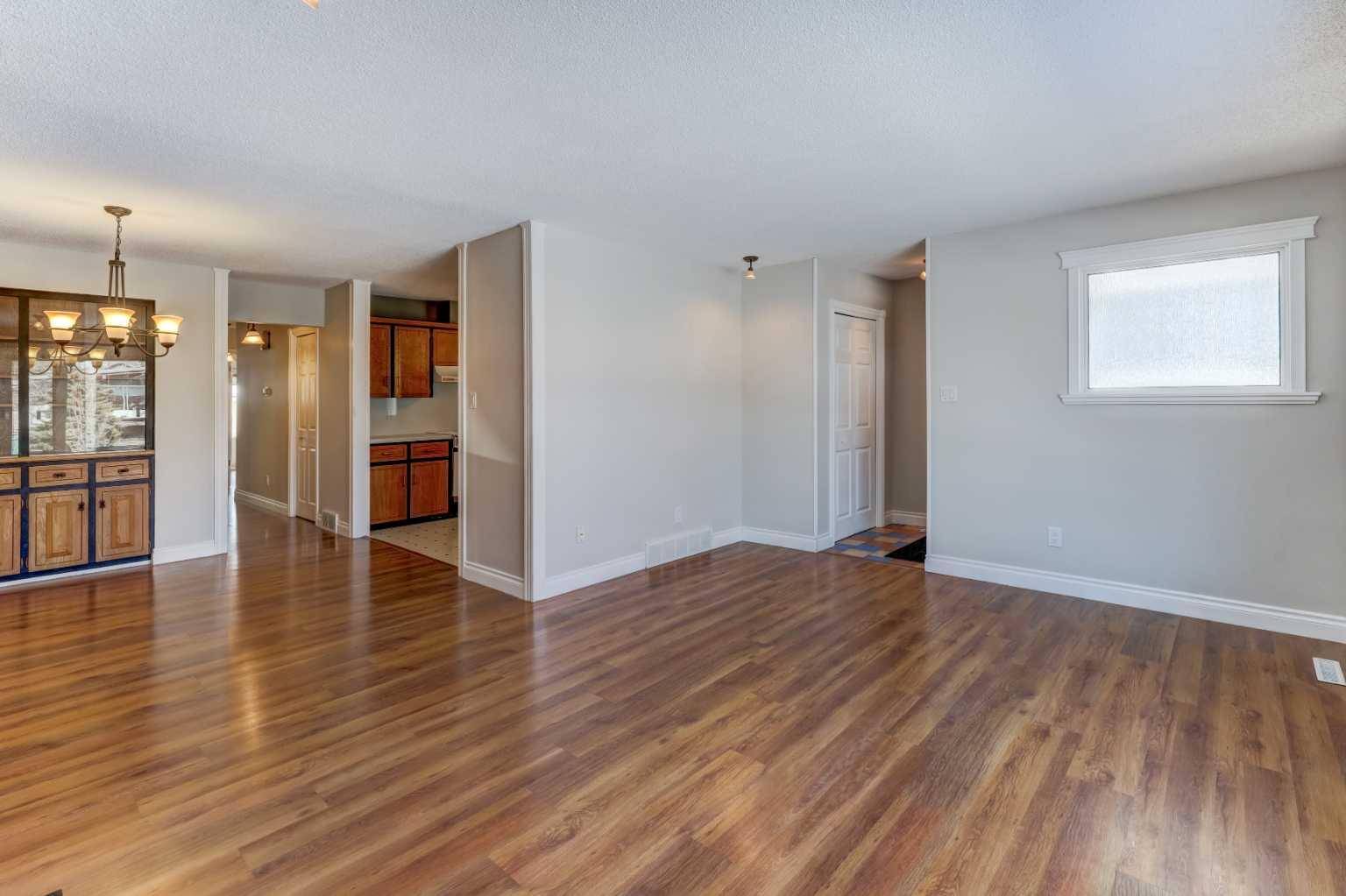 Calgary, AB T2E 1Z4,421 26 AVE NE