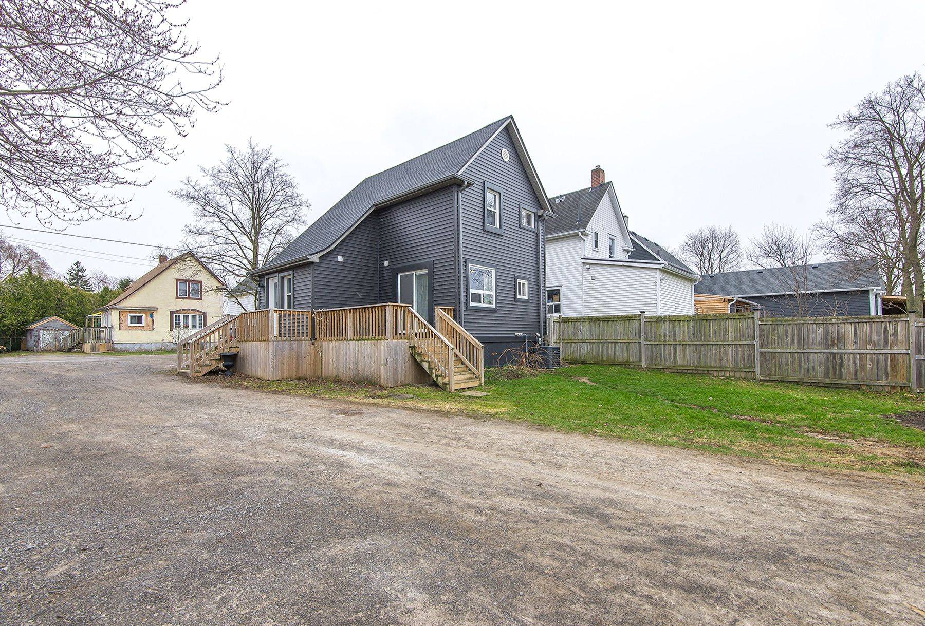 Thorold, ON L2V 1M1,92 HODGKINS AVE