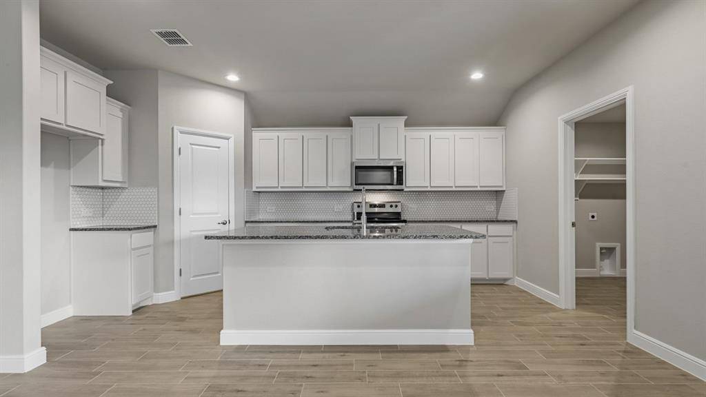 Desoto, TX 75115,465 LIVINGSTON Drive