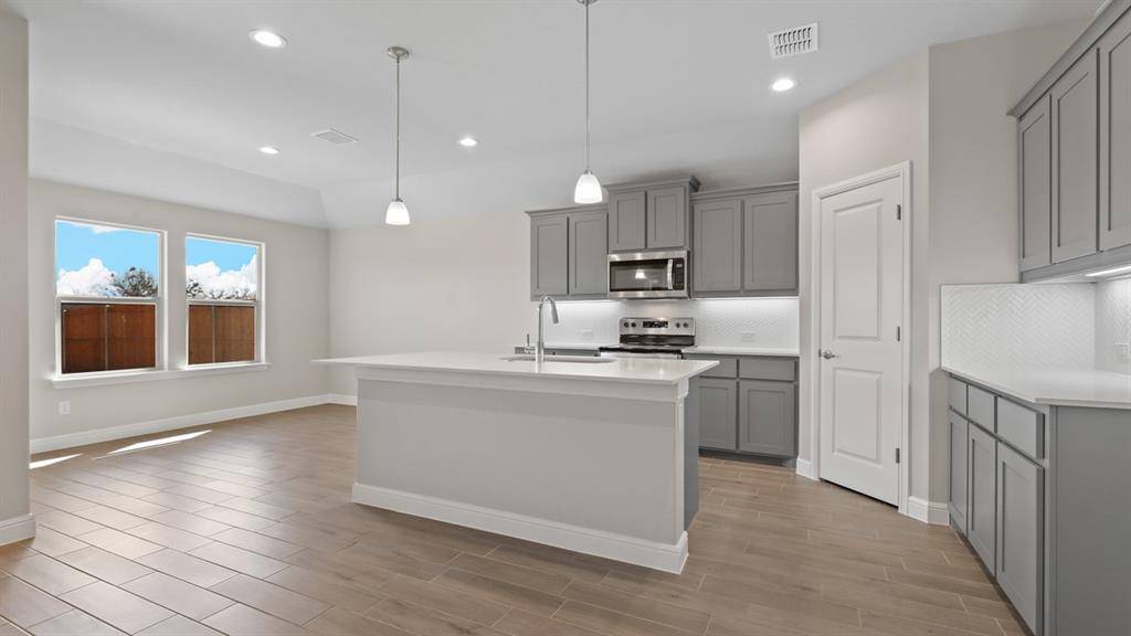 Desoto, TX 75115,469 LIVINGSTON Drive