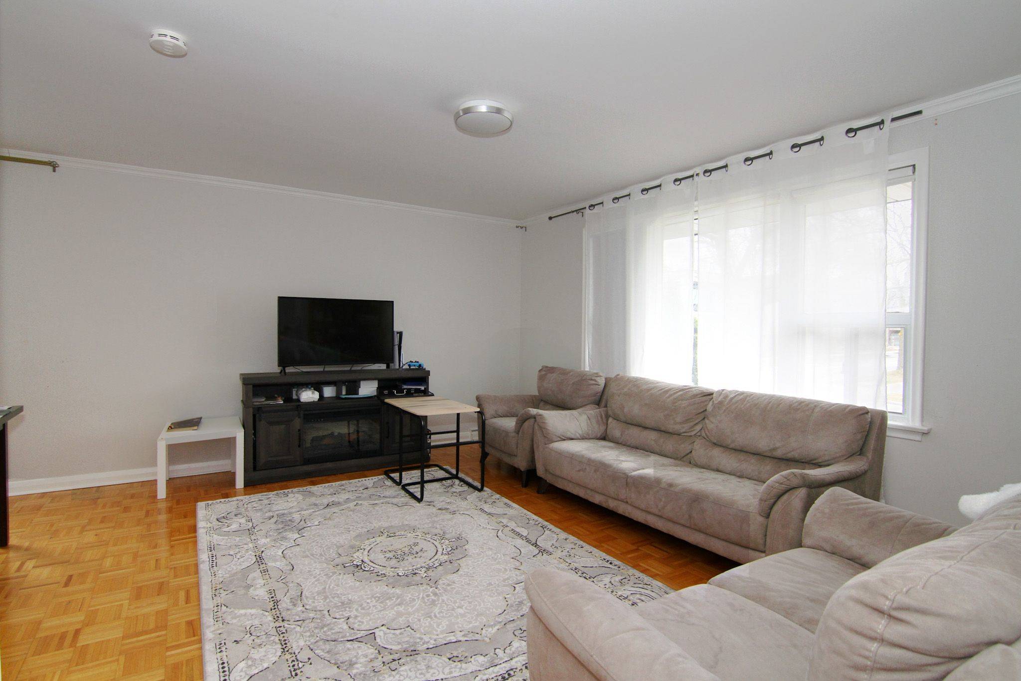 Toronto C06, ON M3H 2P7,72 Alexis BLVD #Main Fl