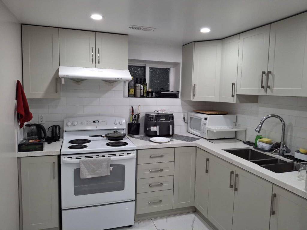 Toronto C06, ON M3H 3T9,284 Cocksfield AVE #BSMT