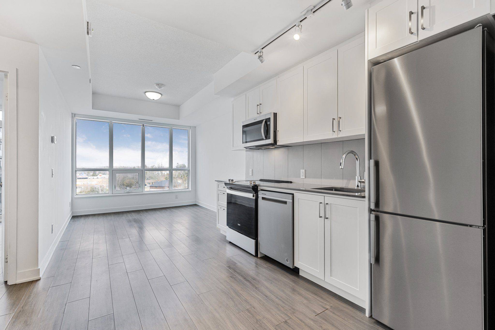 Barrie, ON L9J 0K1,681 Yonge ST #403