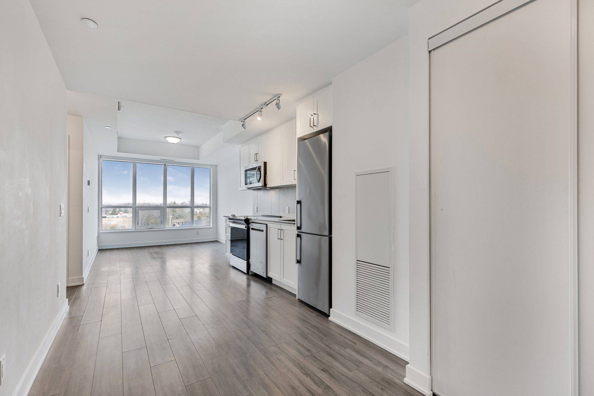 Barrie, ON L9J 0K1,681 Yonge ST #403