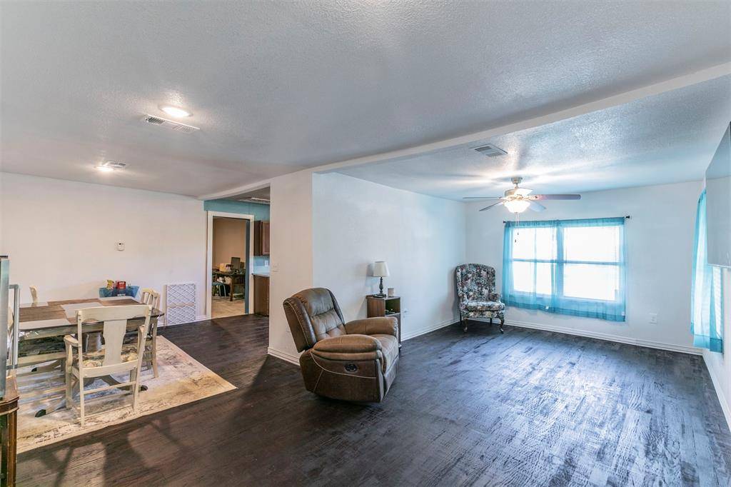 Mexia, TX 76667,409 E Houston Street