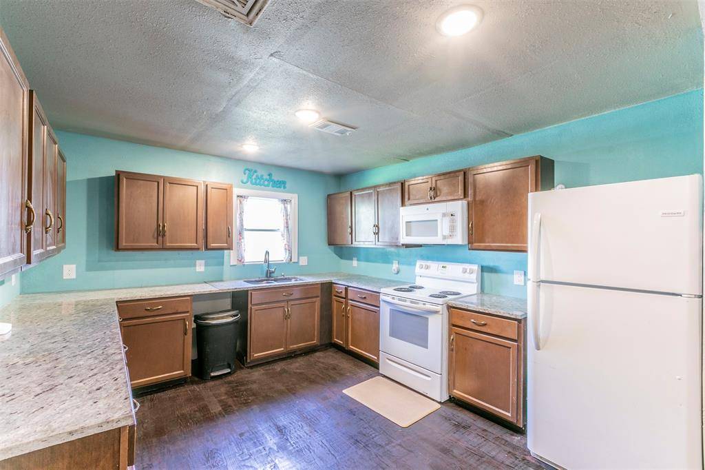 Mexia, TX 76667,409 E Houston Street