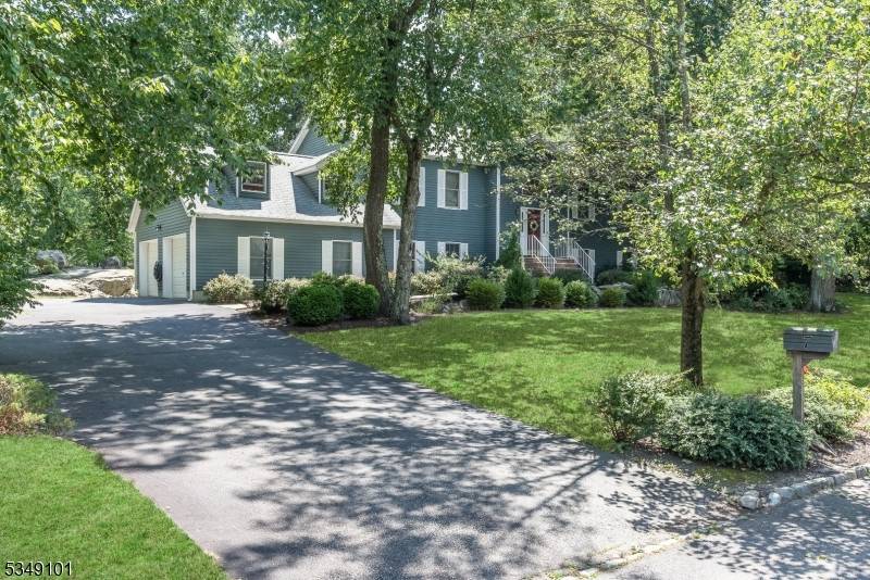 Kinnelon Boro, NJ 07405,7 Thornwood Dr