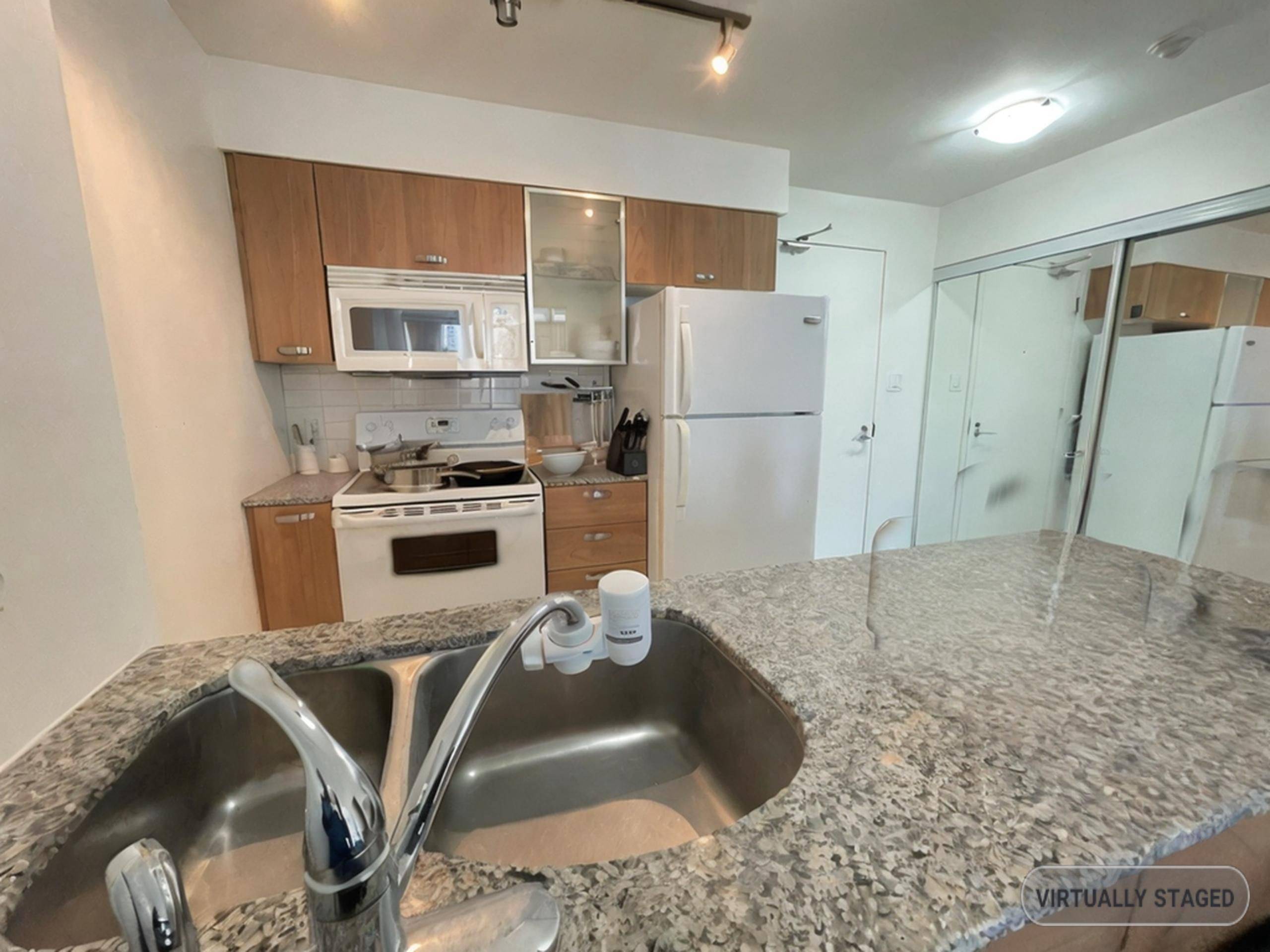 Toronto C01, ON M4Y 3G5,38 Grenville ST #2506