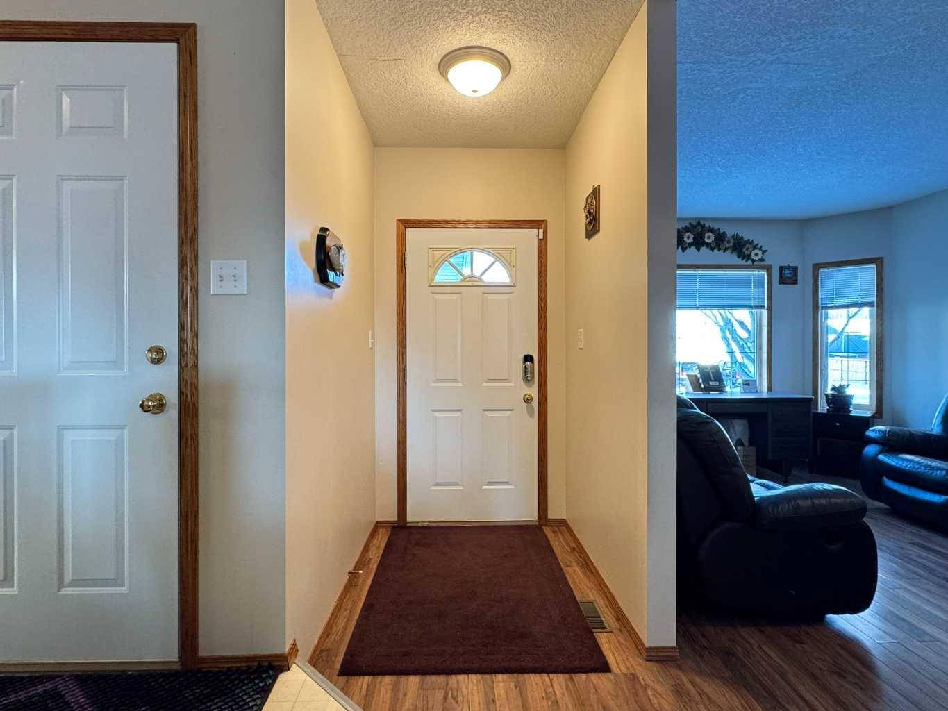 Lethbridge, AB T1H 6J4,18 Cougar CRES N