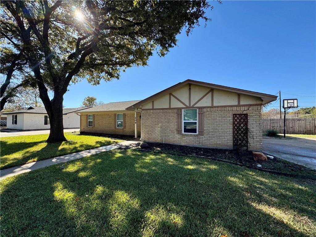 Hewitt, TX 76643,209 Travis Lane