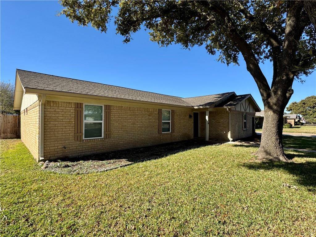 Hewitt, TX 76643,209 Travis Lane