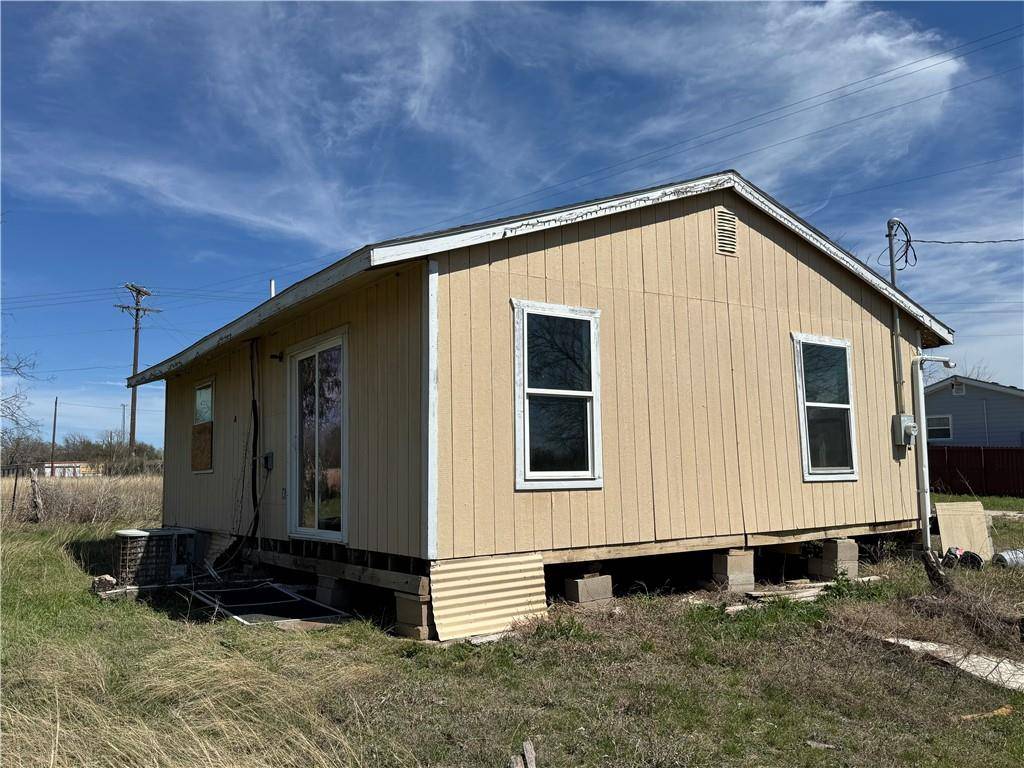 Lott, TX 76656,103 Cypress Street