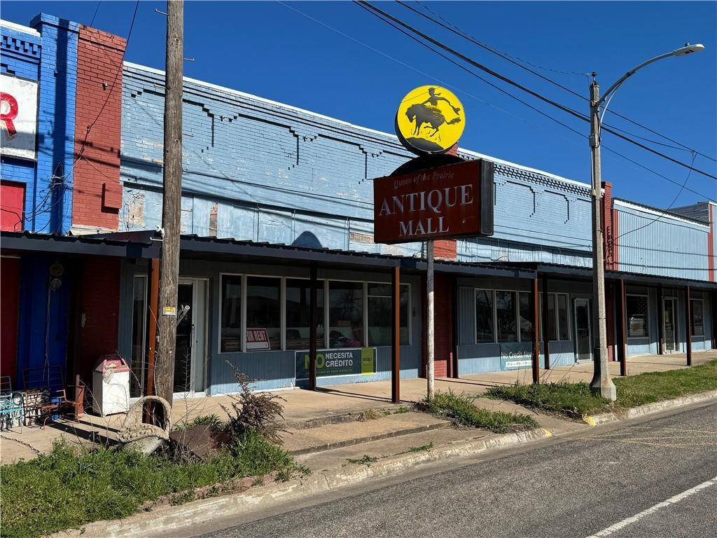 Lott, TX 76656,208 E Gassaway Avenue