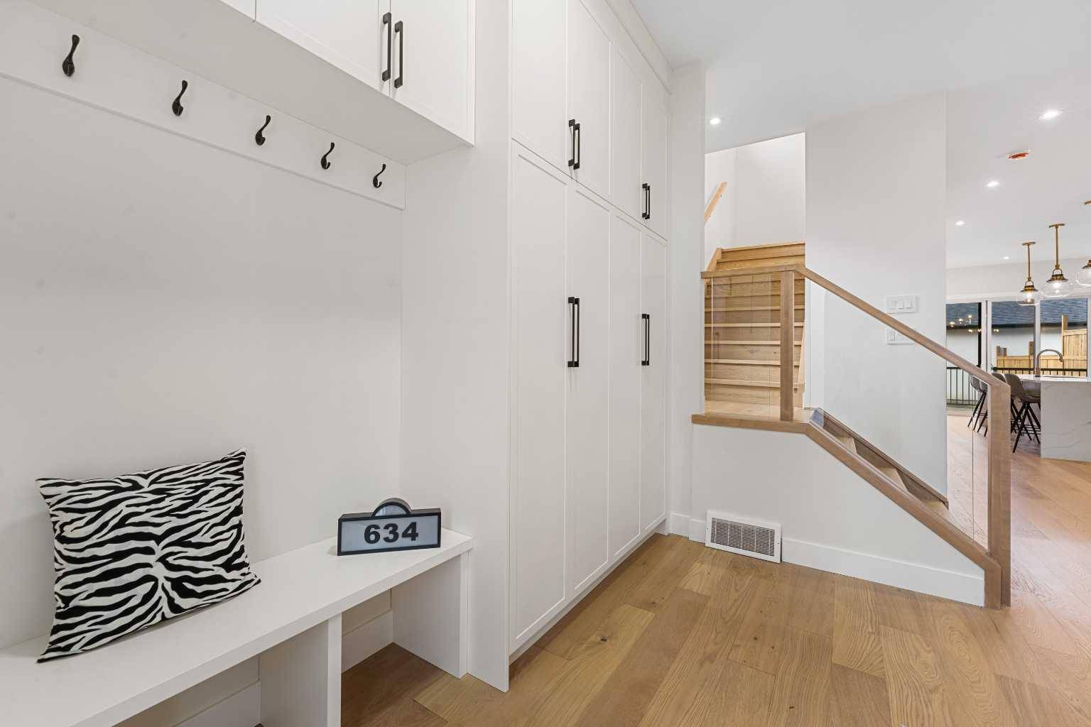 Calgary, AB T2M 0T8,634 18 AVE NW