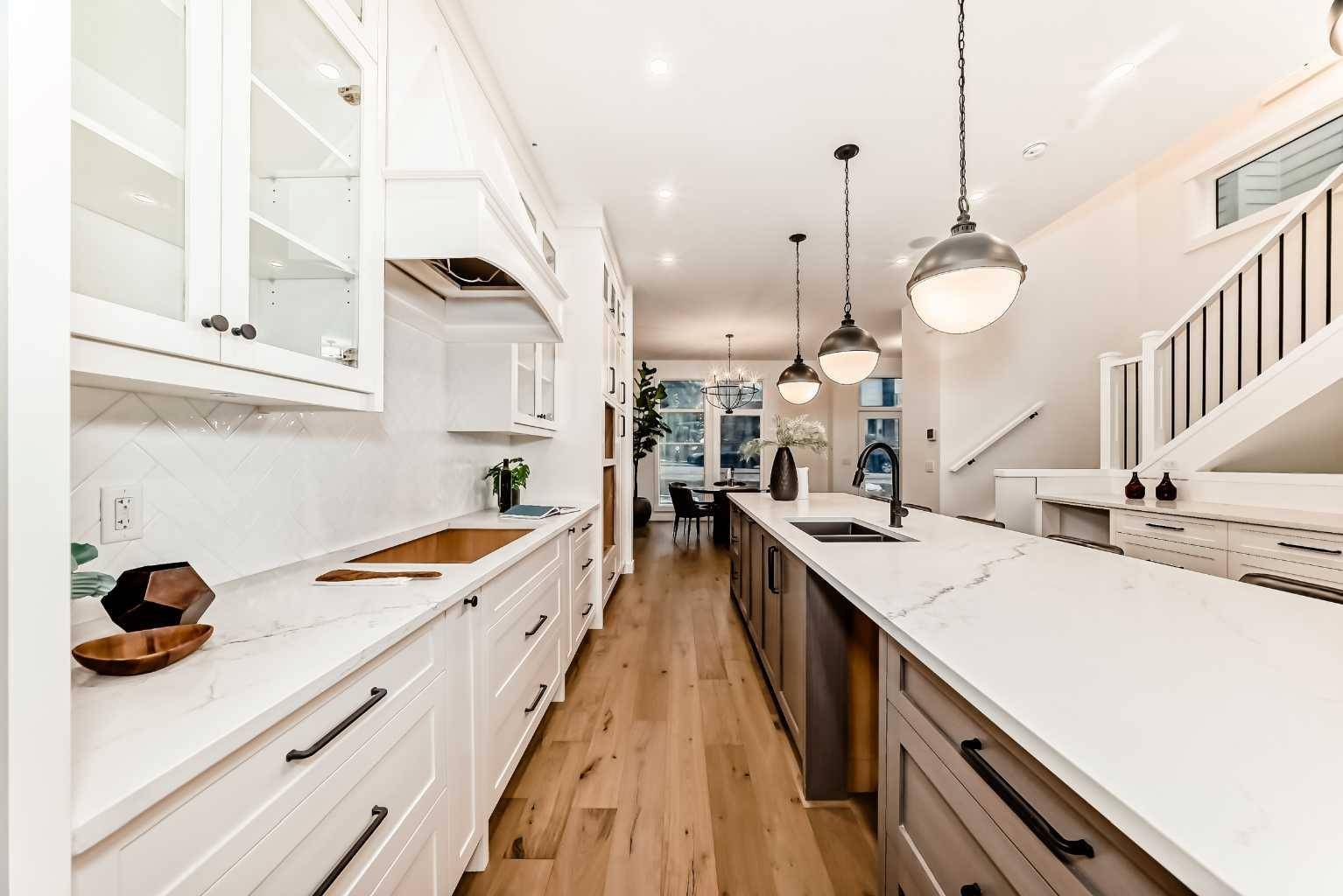 Calgary, AB T3B 0Y8,5015 22 AVE NW
