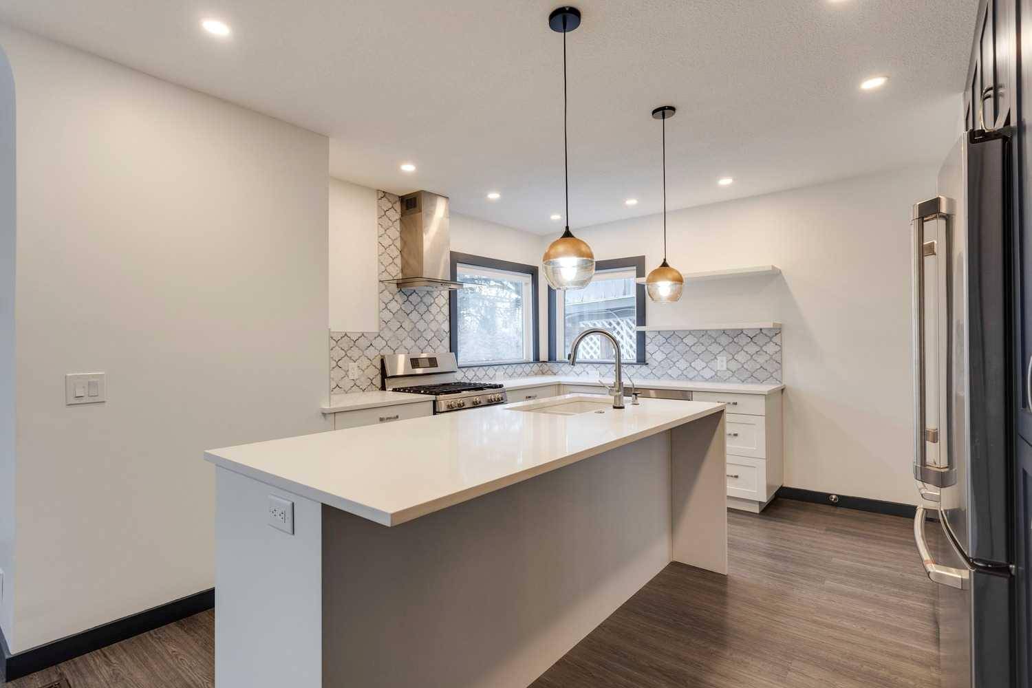 Calgary, AB T2S 2X9,19 28 AVE SW
