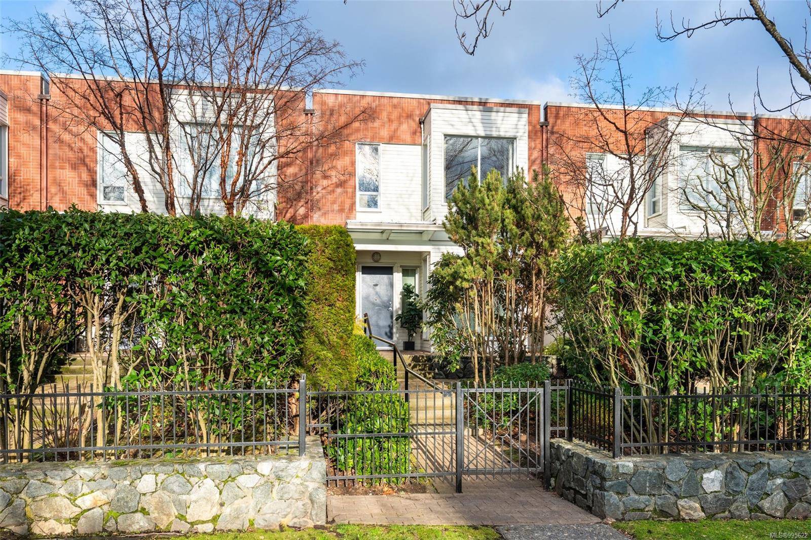 Victoria, BC V8T 5K3,370 Waterfront Cres #5