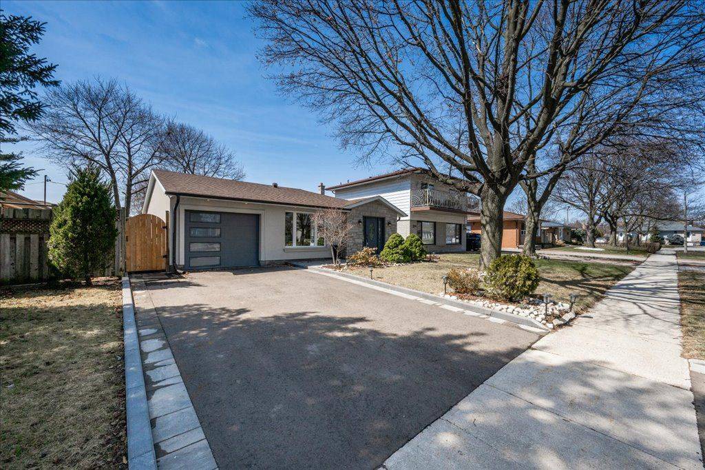 Toronto W09, ON M9R 3K5,4 Buckley CRES