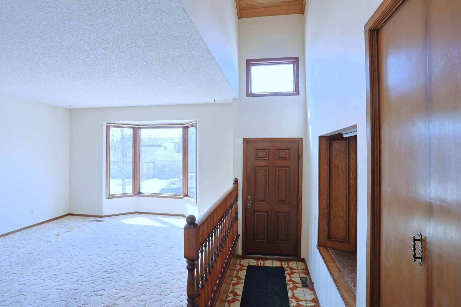 Calgary, AB T3G 1X5,24 Hawkwood CRES NW