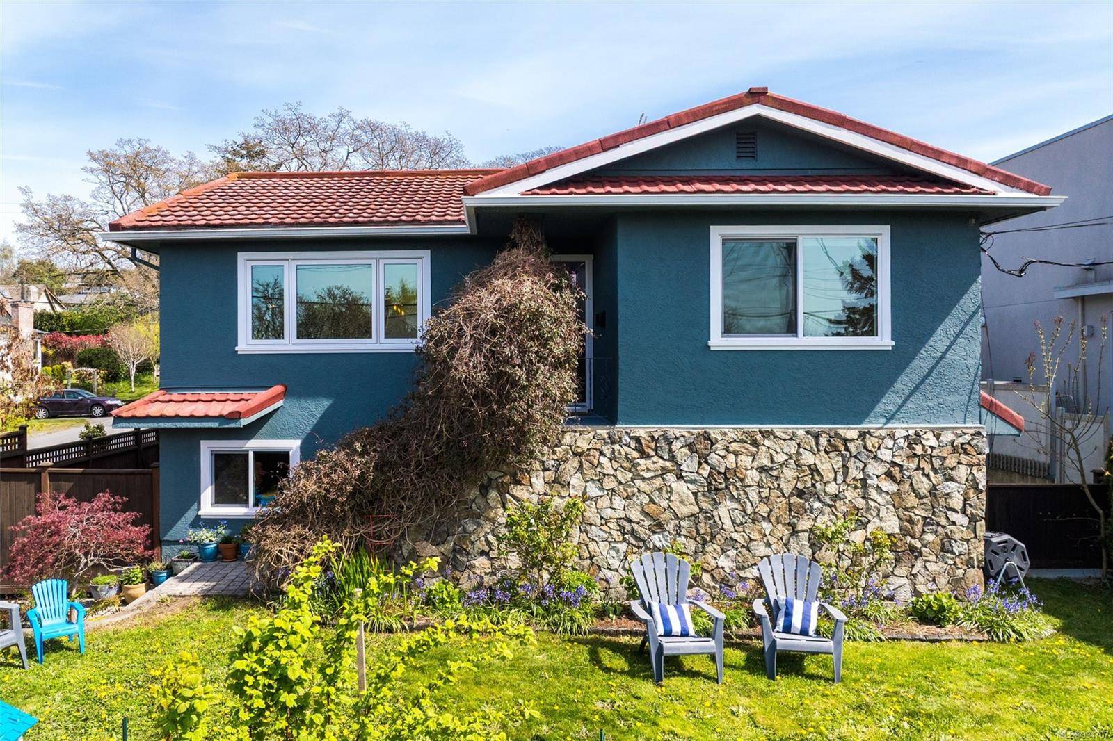 Victoria, BC V8S 4A1,325 Irving Rd