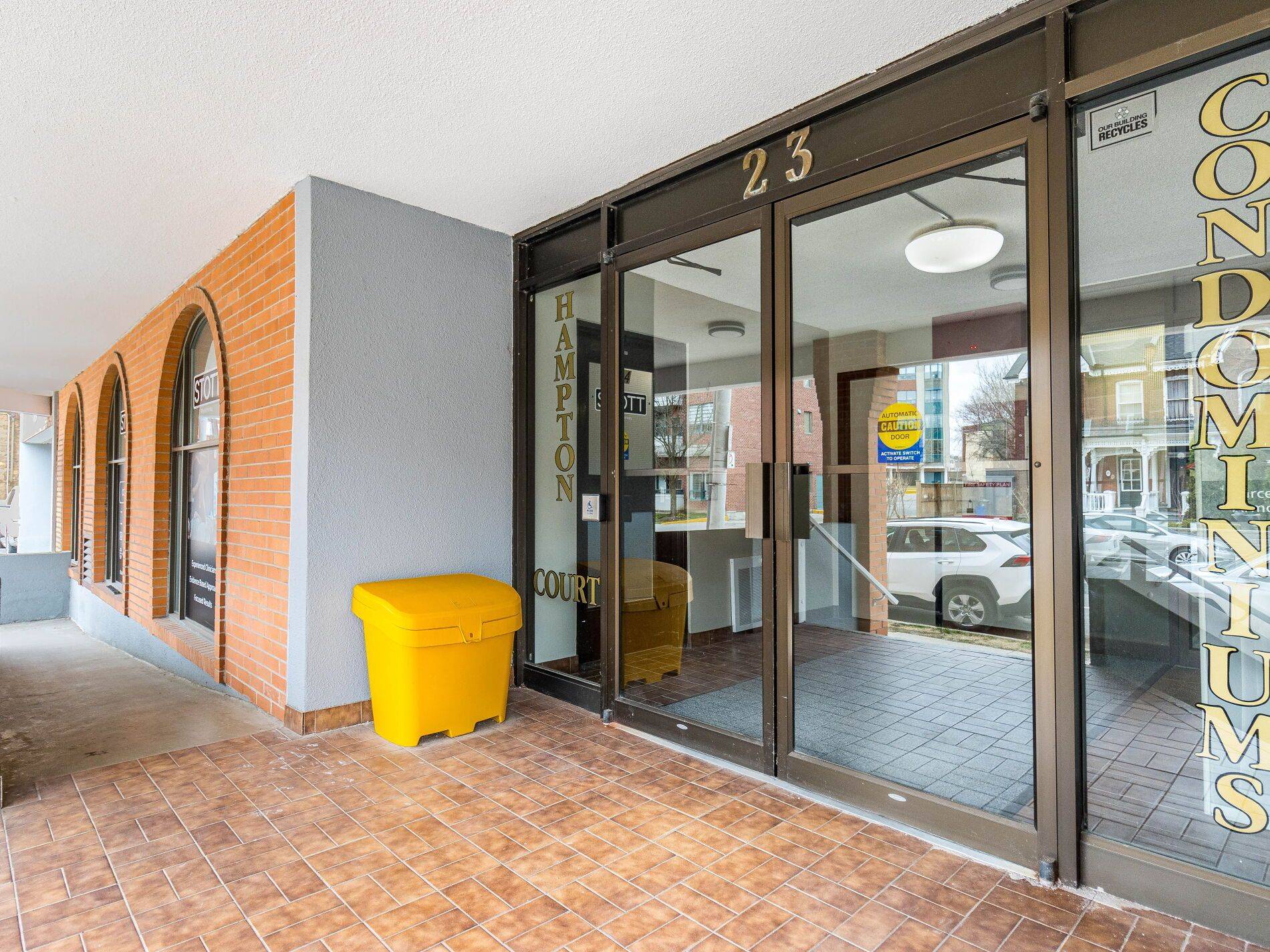 Hamilton, ON L9H 2P7,23 Main ST #406