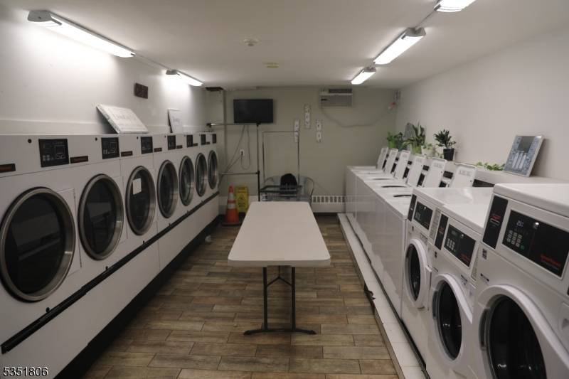 Paterson City, NJ 07514,39 E 39Th St #3P