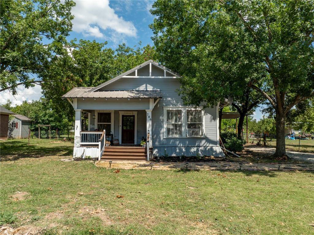 Lott, TX 76656,706 E Gassaway