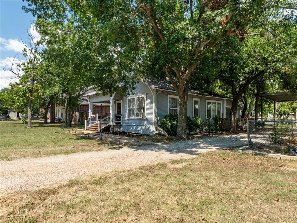 Lott, TX 76656,706 E Gassaway