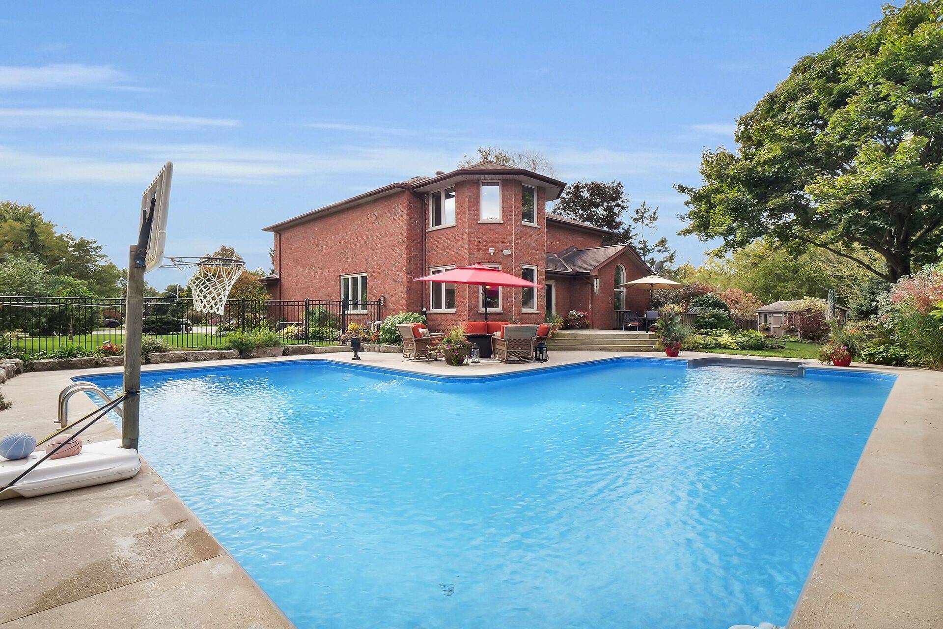 Middlesex Centre, ON N0L 1E0,33 HILLCREST CT