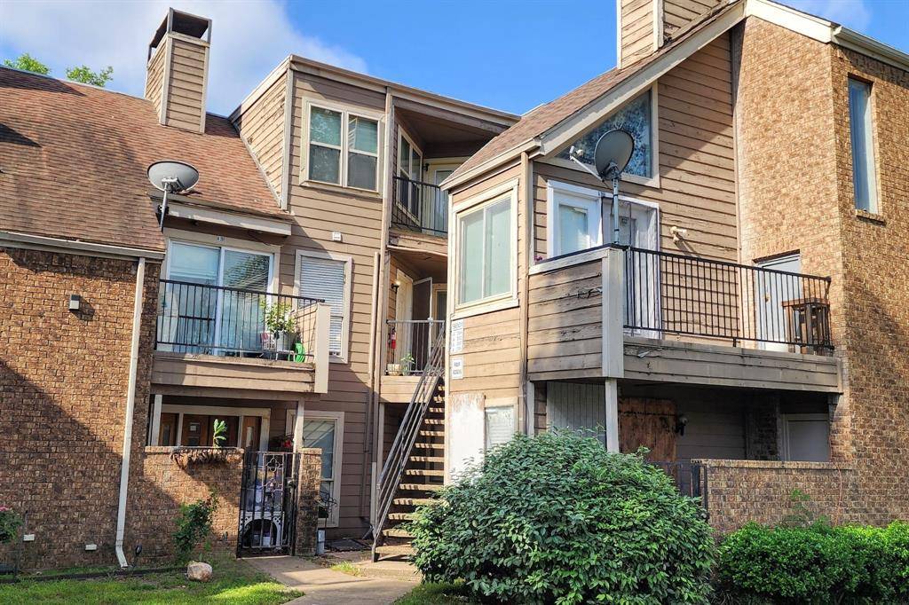 Dallas, TX 75243,9829 Walnut Street #207