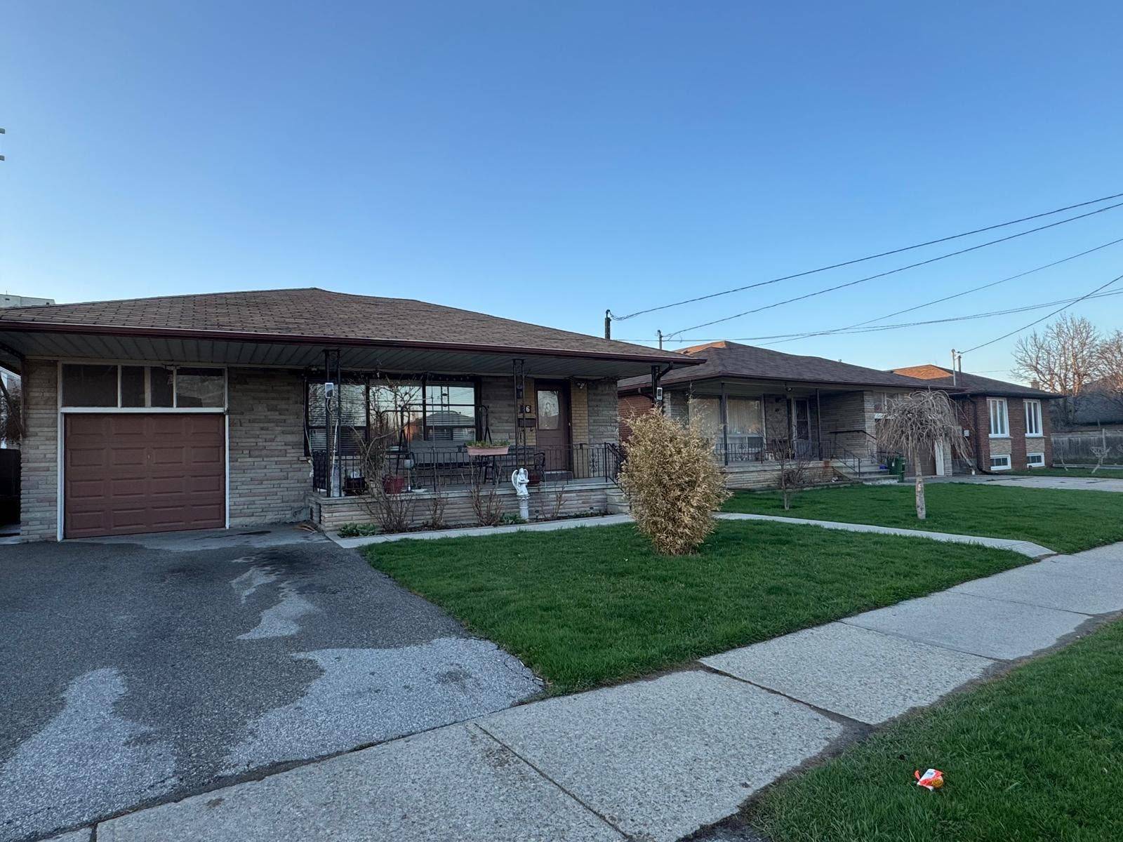 Toronto W04, ON M6L 1J3,16 Marshlynn AVE