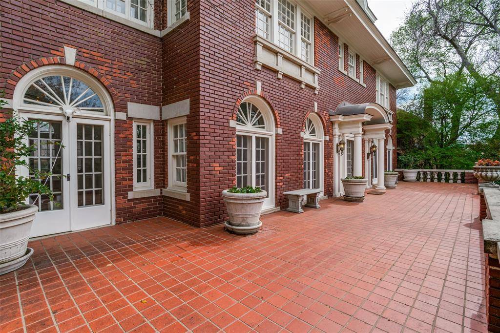 Dallas, TX 75214,5422 Gaston Avenue