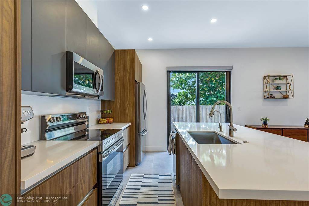 Fort Lauderdale, FL 33316,704 SW 7 St