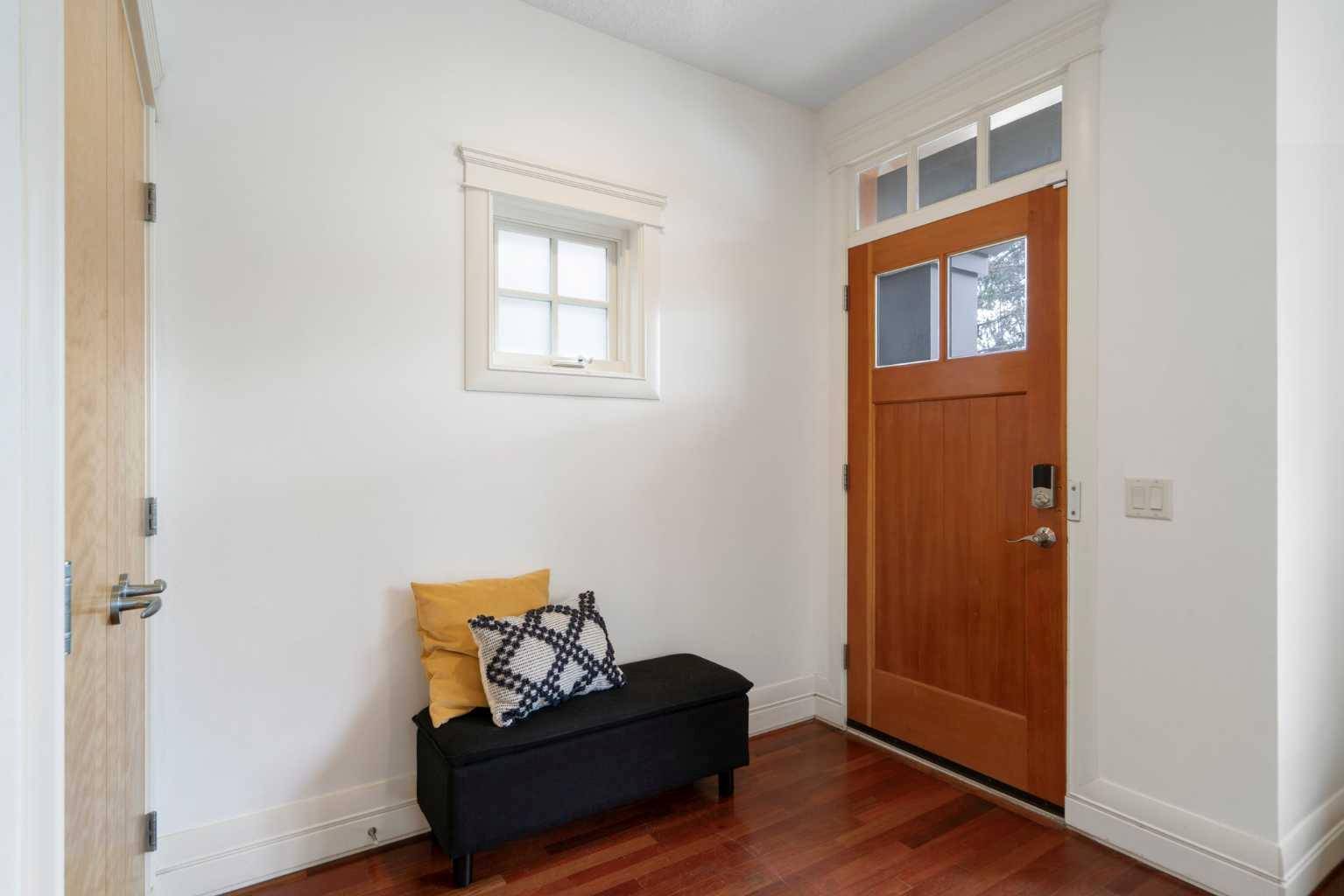 Calgary, AB T3E7P6,2748 19 AVE SW
